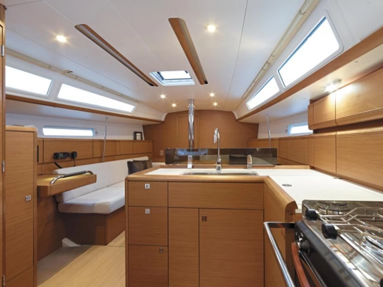 Jeanneau Sun Odyssey 389 między profesjonalistami a osobami prywatnymi w Lefkáda