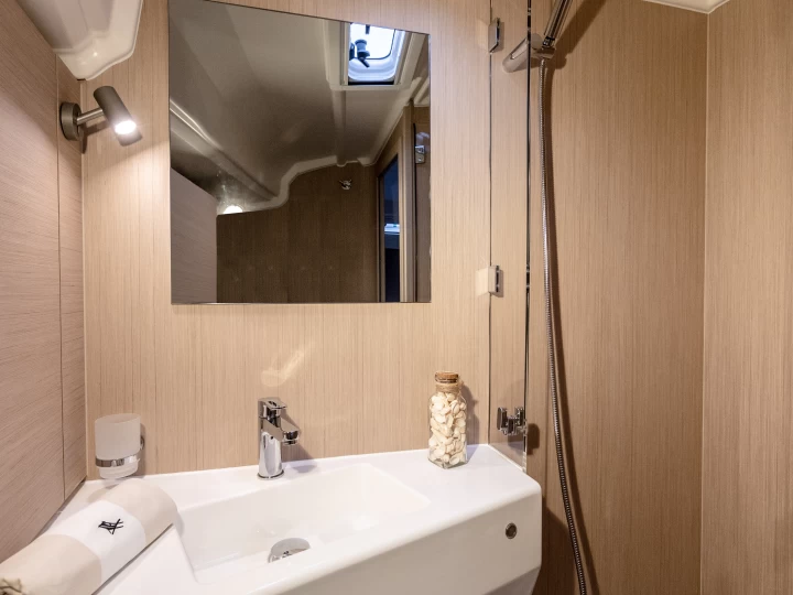 Bénéteau Sunsail 42 między profesjonalistami a osobami prywatnymi w Marina (City)