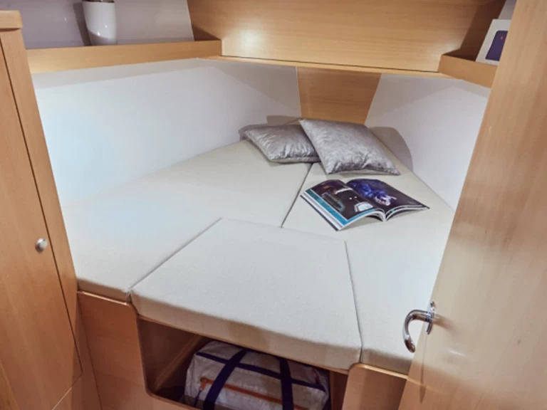 Jeanneau Sun Odyssey 319 między profesjonalistami a osobami prywatnymi w Procida