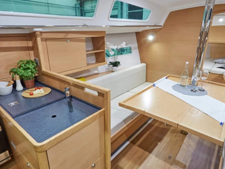 Wynajmij Jeanneau Sun Odyssey 319 w Procida