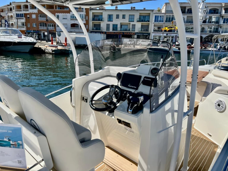 Wynajem Motorówka White Shark z patentem 