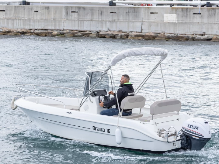 Mingolla Brava 16 między profesjonalistami a osobami prywatnymi w Badalona