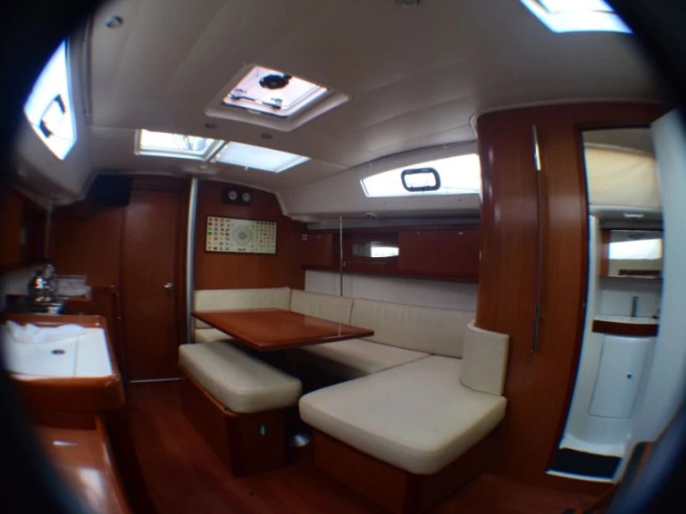 Żaglowiec do wynajmu w Volos w najlepszej cenie