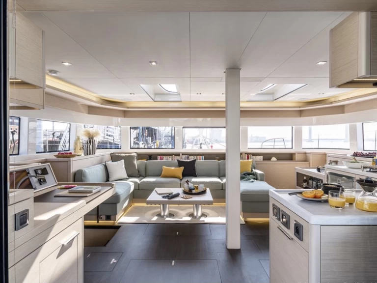 Wynajmij Katamaran z lub bez skippera Lagoon w Alimos