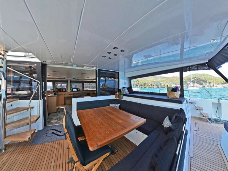 Lagoon Lagoon 560 S2 między profesjonalistami a osobami prywatnymi w Lavrio