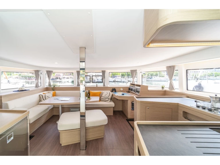 Lagoon Lagoon 42 między profesjonalistami a osobami prywatnymi w Skiathos