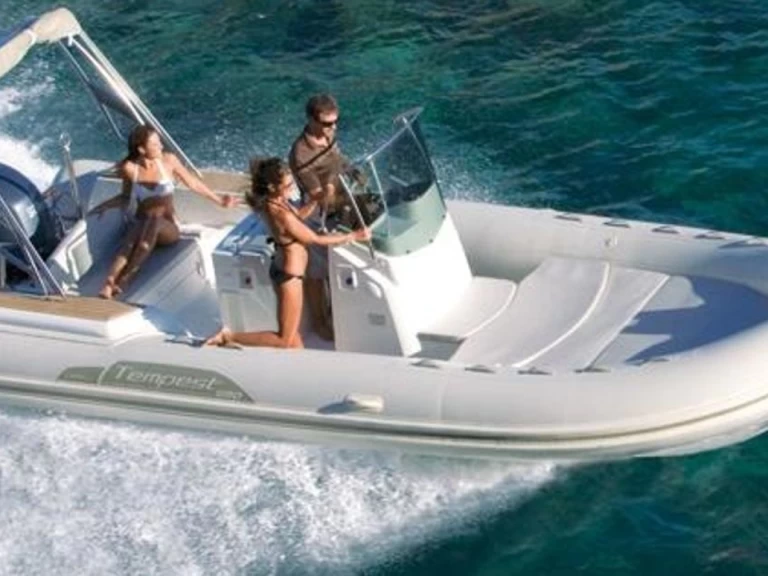 Łódż półsztywna do wynajmu w Empuriabrava w najlepszej cenie