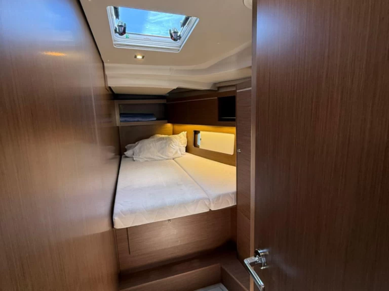 Wynajem Żaglowiec Bénéteau z patentem 