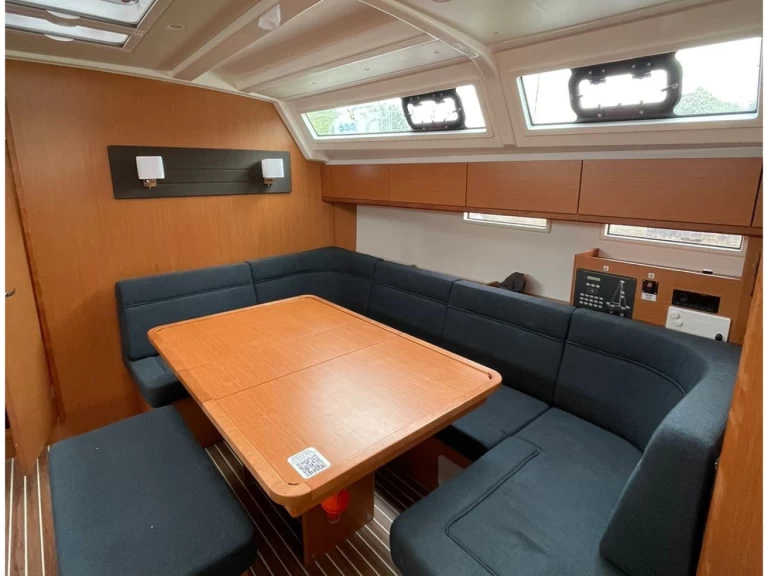 Wynajem Żaglowiec Bavaria z patentem 