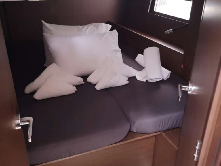 Wynajem Żaglowiec Bénéteau z patentem 