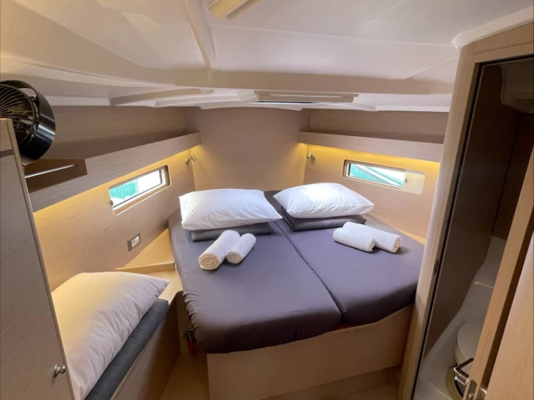 Wynajem łodzi Lavrio tanio Oceanis 40.1