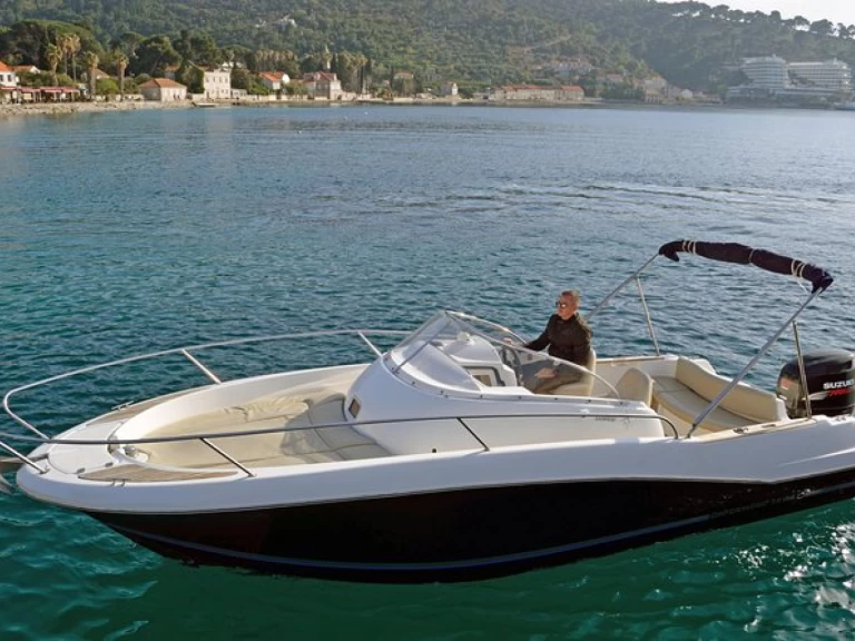 Jeanneau Cap Camarat 755 WA między profesjonalistami a osobami prywatnymi w Port La Napoule