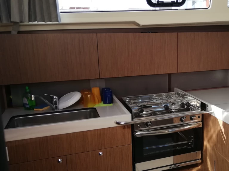 Wynajem Żaglowiec Bénéteau z patentem 