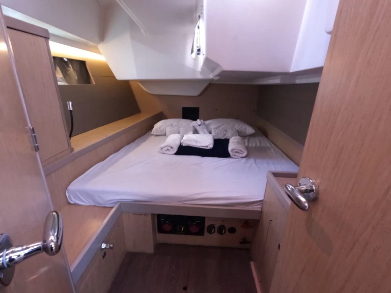 Wynajem Żaglowiec Bénéteau z patentem 