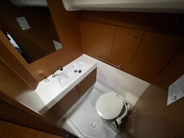 Jeanneau Sun Odyssey 410 między profesjonalistami a osobami prywatnymi w Sukosan