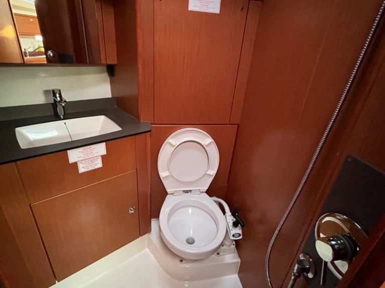 Wynajem Żaglowiec Bavaria z patentem 