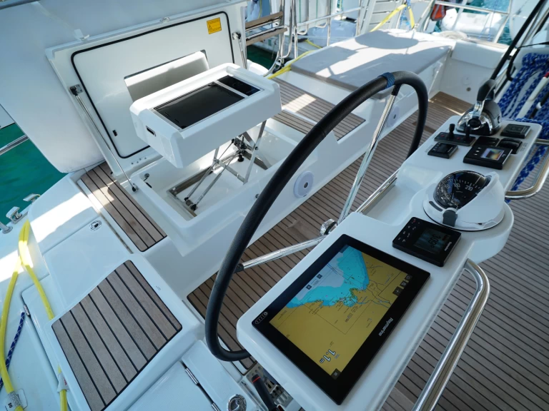 Wynajem Żaglowiec Jeanneau z patentem 