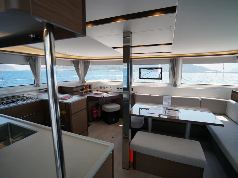 Lagoon Lagoon 46 między profesjonalistami a osobami prywatnymi w Marmaris