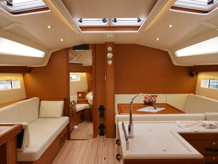 Wynajem Żaglowiec Jeanneau z patentem 