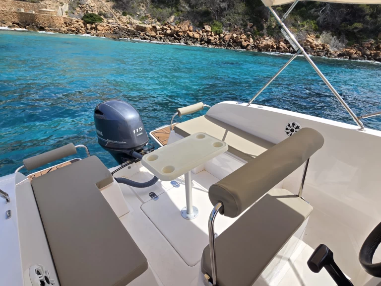 Wynajem Motorówka Cattleya z patentem 