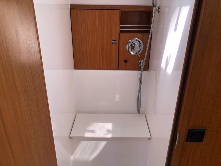 Żaglowiec do wynajmu w Alimos w najlepszej cenie