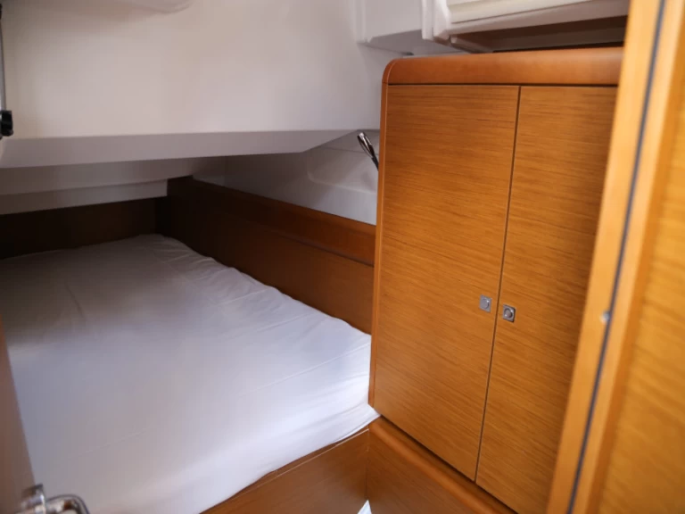 Wynajem Żaglowiec Jeanneau z patentem 