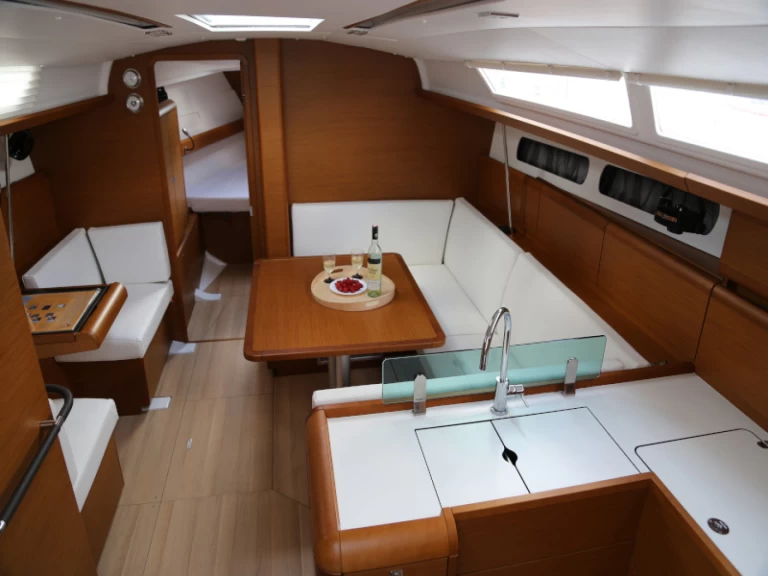 Żaglowiec do wynajmu w Kastel Gomilica w najlepszej cenie