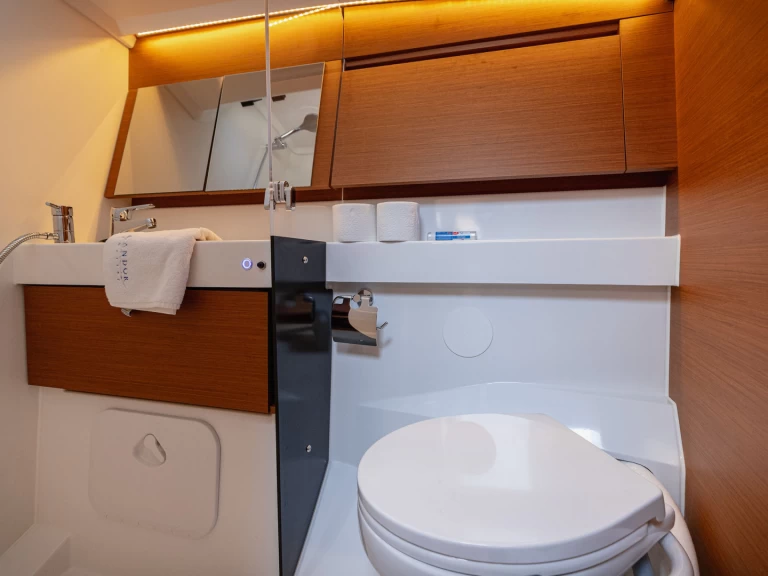 Wynajem Żaglowiec Jeanneau z patentem 