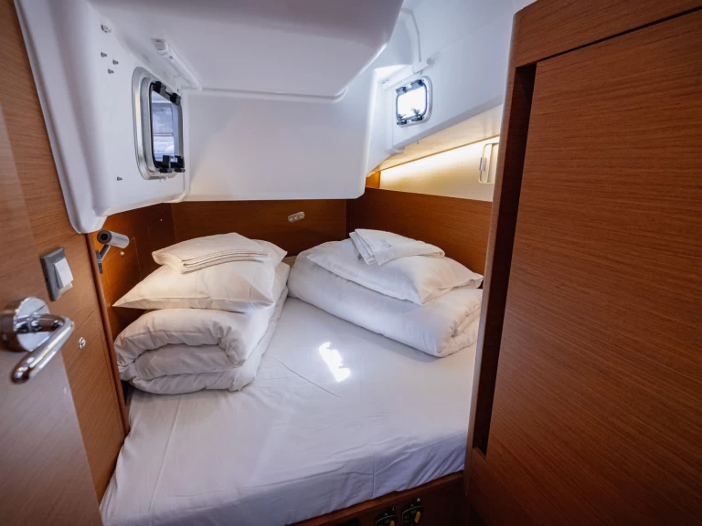 Jeanneau Sun Odyssey 410 między profesjonalistami a osobami prywatnymi w Kastel Gomilica