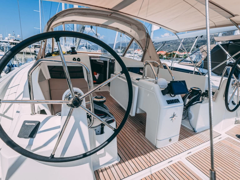 Wynajmij Jeanneau Sun Odyssey 440 w Kastel Gomilica