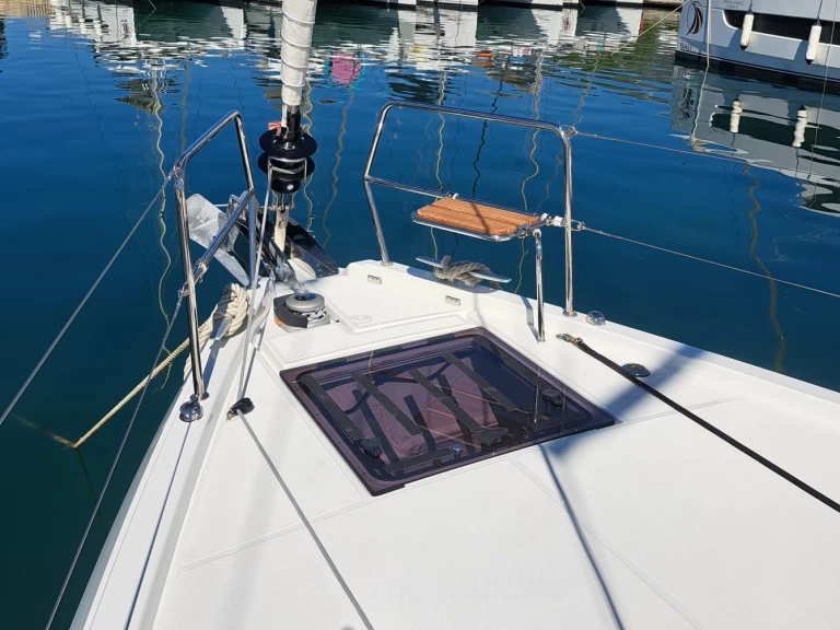 Wynajem Żaglowiec Jeanneau z patentem 