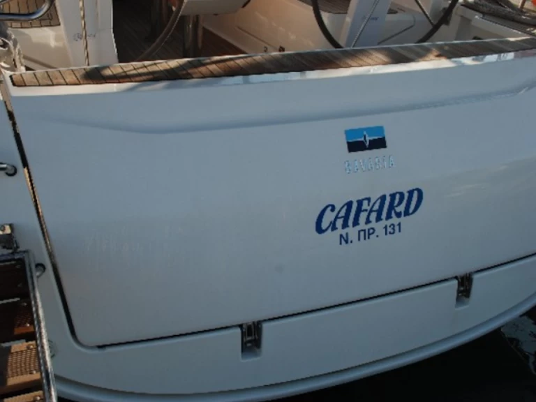 Bavaria Cruiser 41 między profesjonalistami a osobami prywatnymi w Palairos