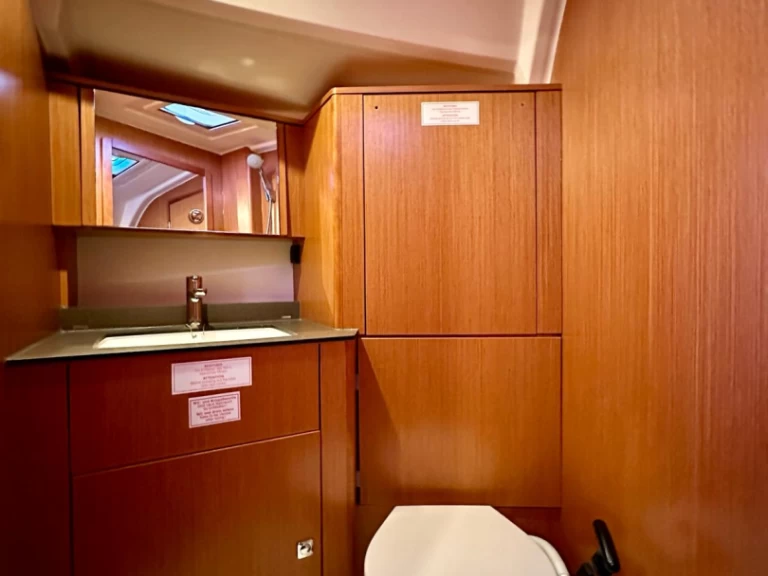 Bavaria Cruiser 41 między profesjonalistami a osobami prywatnymi w Sukosan