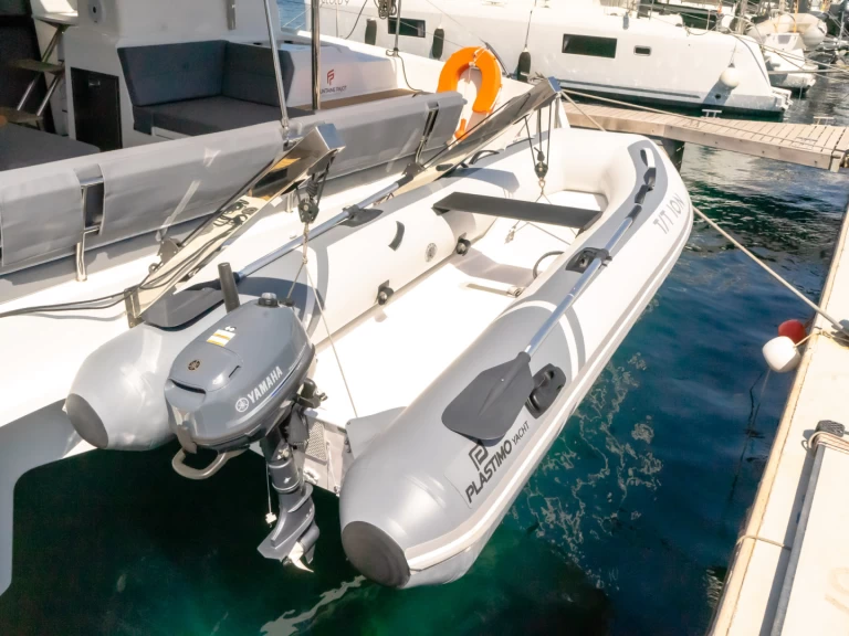 Fountaine Pajot Astrea 42 między profesjonalistami a osobami prywatnymi w Pórto Chéli