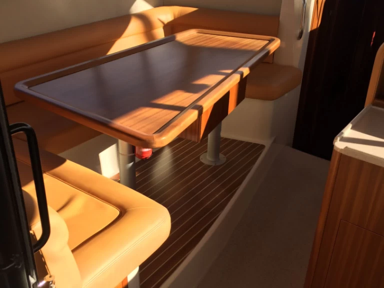 Sas Vektor ADRIANA 44 między profesjonalistami a osobami prywatnymi w Zadar