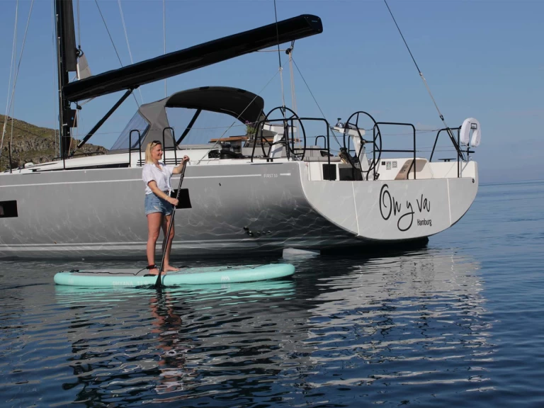 Wynajem Żaglowiec Bénéteau z patentem 