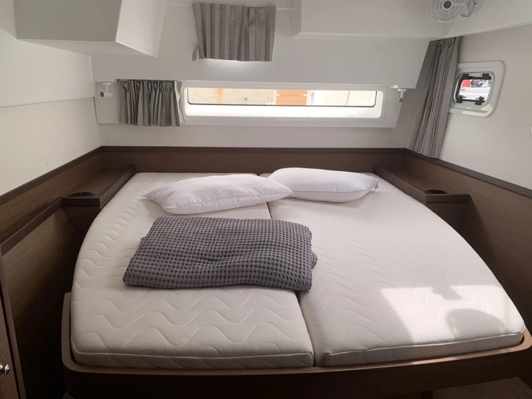 Lagoon Lagoon 42 między profesjonalistami a osobami prywatnymi w Lavrio