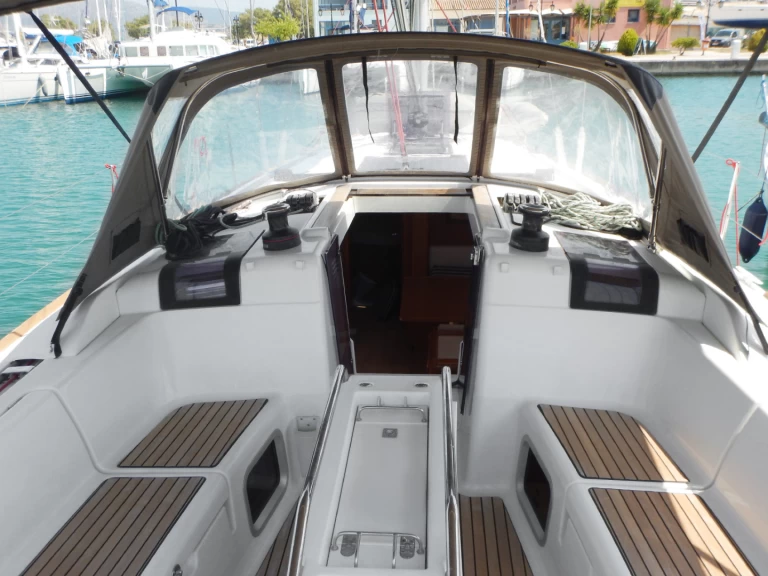 Wynajmij Żaglowiec z lub bez skippera Jeanneau w Lavrio