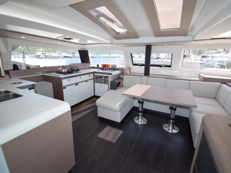 Wynajem Katamaran Fountaine Pajot z patentem 