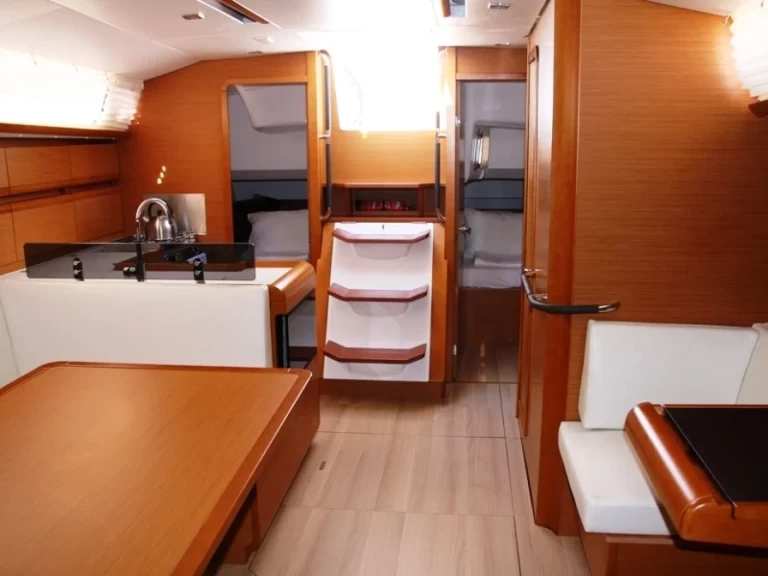 Wynajem Żaglowiec Jeanneau z patentem 