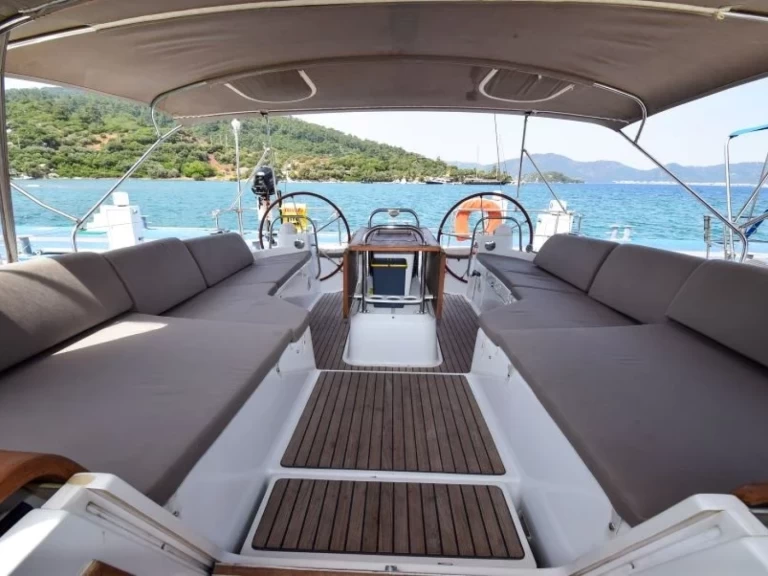 Wynajem Żaglowiec Jeanneau z patentem 