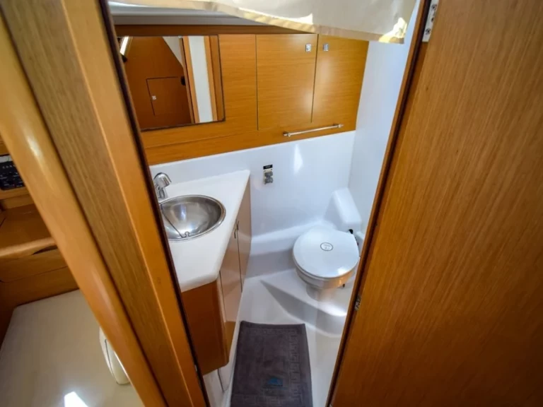 Wynajem Żaglowiec Jeanneau z patentem 