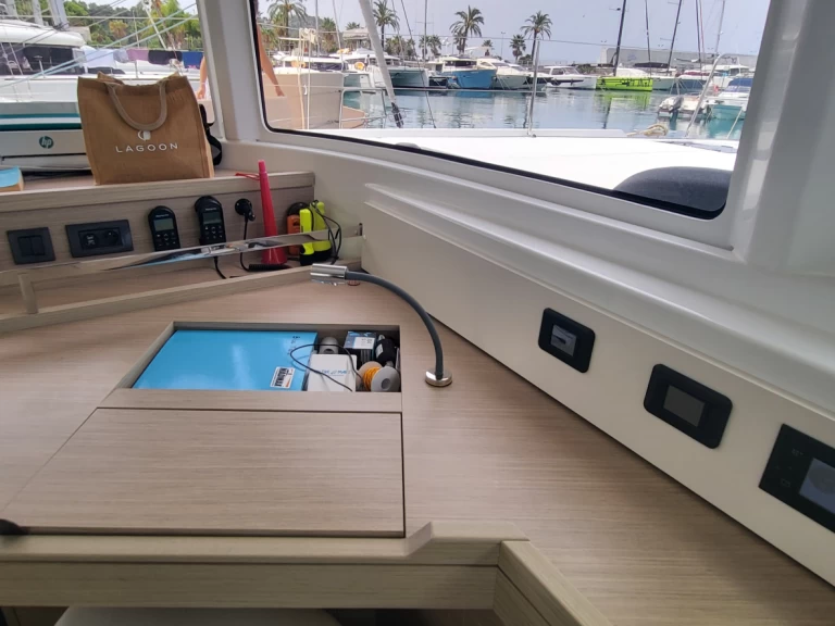 Wynajem Katamaran Lagoon z patentem 