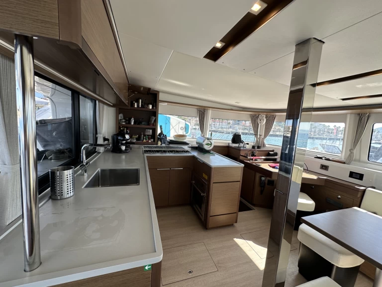 Wynajmij Katamaran z lub bez skippera Lagoon w Golfo Aranci