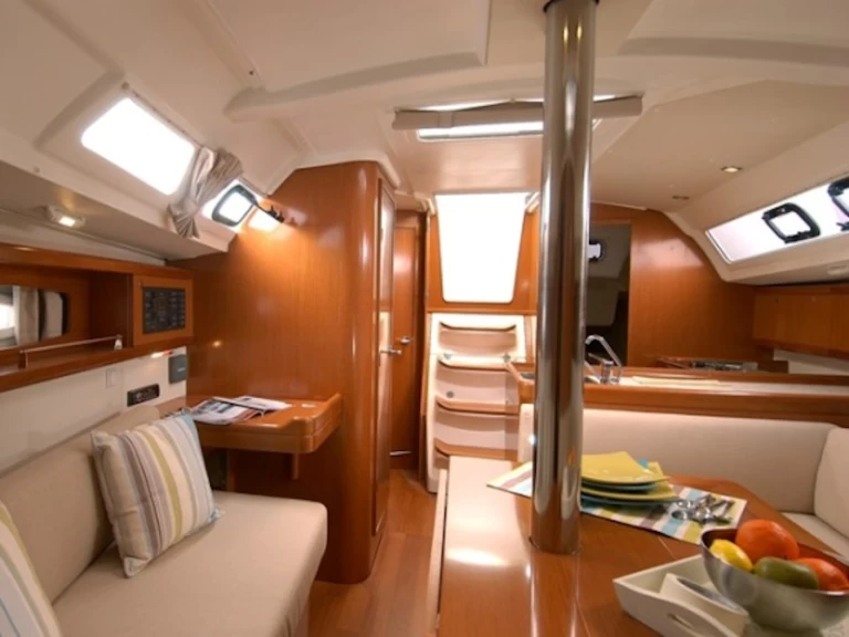 Wynajem Żaglowiec Bénéteau z patentem 