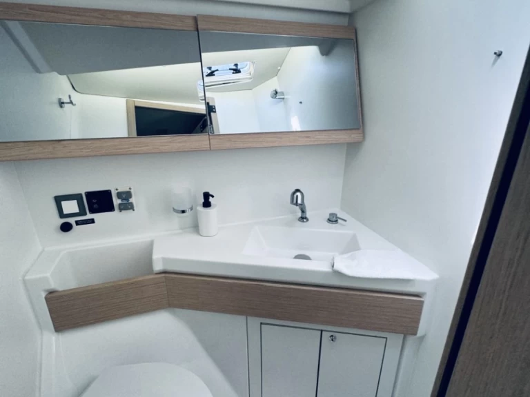 Wynajmij Bénéteau Oceanis 46.1 w Novi Vinodolski