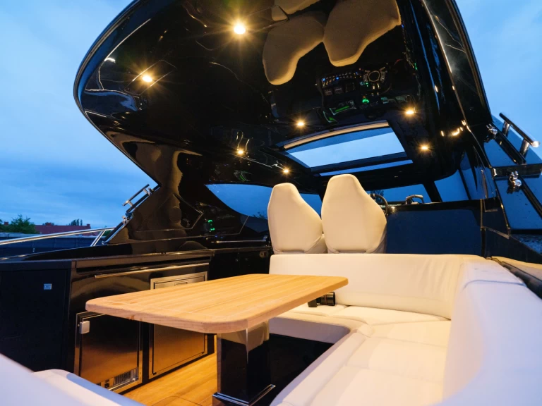 Wynajem Motorówka Focus z patentem 