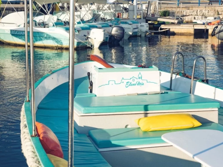  Motorboat 7.50 między profesjonalistami a osobami prywatnymi w Torre Canne