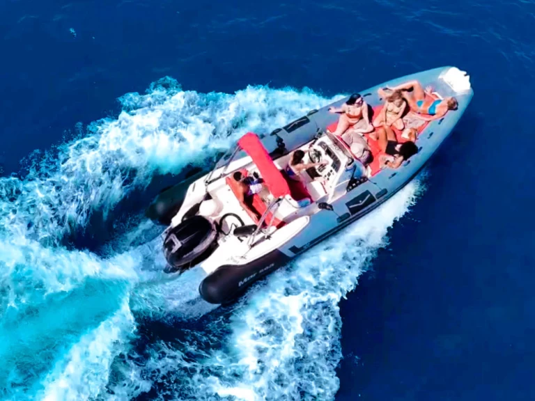 Łódż półsztywna do wynajmu w Saint-Tropez w najlepszej cenie