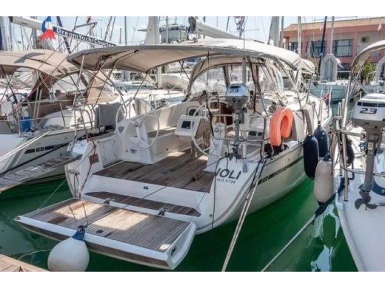 Bavaria Cruiser 41 między profesjonalistami a osobami prywatnymi w Lefkáda